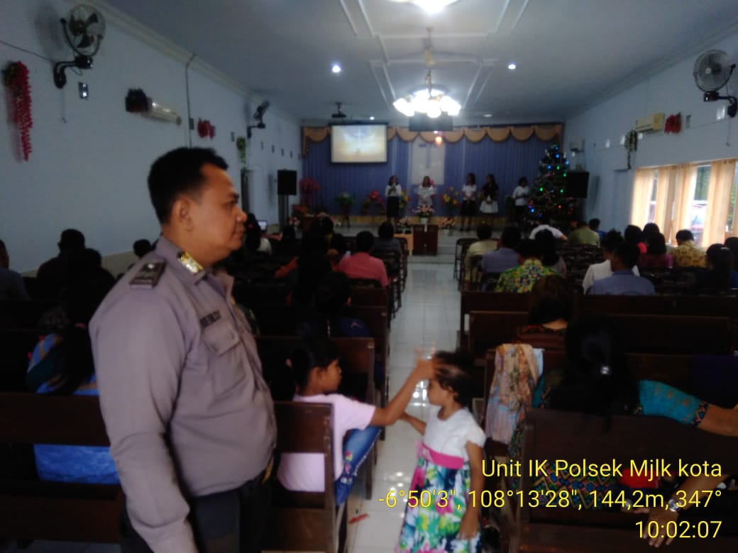 Polsek Majalengka Kota Pengamanan Di Dua Gereja Yang Laksanakan Ibadah Kebaktian Rutin Di Wilayah Kecamatan Majalengka