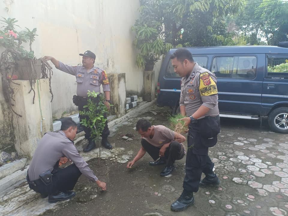 Cegah Virus Corona Covid 19 Anggota Polsek Jatitujuh melaksanakan Bersih-Bersih di Lingkungan sekitar Mapolsek Jatitujuh