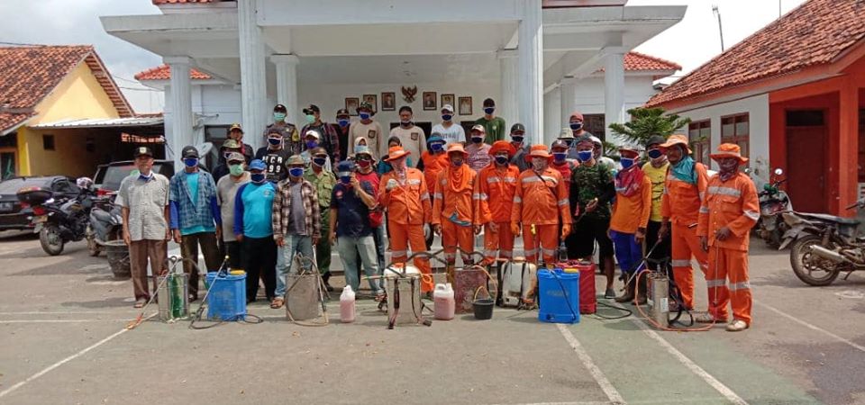 Bhabinkamtibmas Bripka Warudin dan perangkat Desa Pilangsari melaksanakan kegiatan penyemprotan Disinfektan