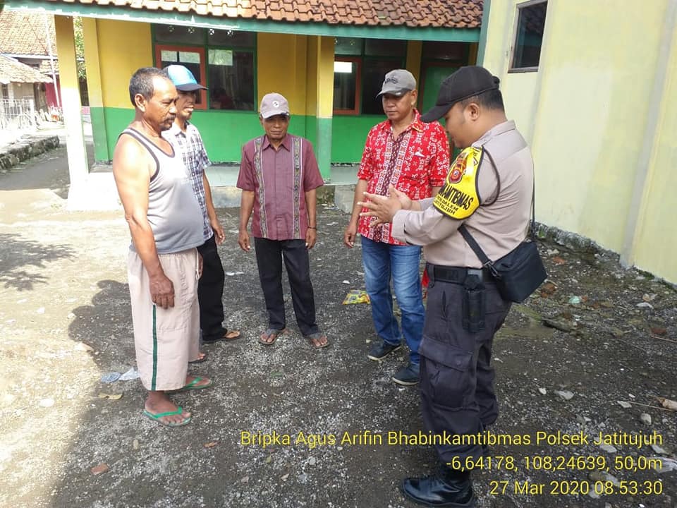 Bhabinkamtibmas Bripka Agus Arifin dan Briptu Agung Hesam SH melaksanakan kegiatan himbauan kepada warga