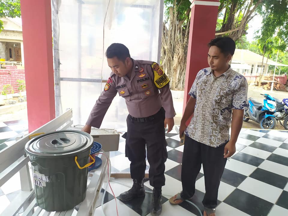 Bhabinkamtibmas Bripka Agus Arifin dan Briptu Agung Hesam Maulana SH melaksanakan kegiatan sosialisasi ke warga guna pencegahan Virus Corona Covid 19