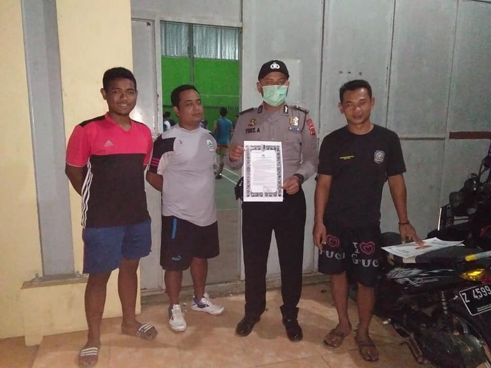 Anggota Jaga Polsek Jatitujuh melaksanakan kegiatan Bersih Bersih di sekitar tempat lingkungan kerja