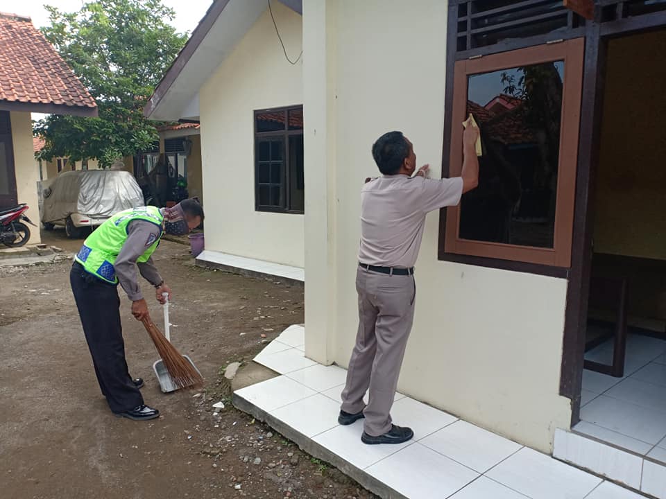 Upaya Mencegah Virus Corona Personil Polsek Jatitujuh Melaksanakan Kegiatan Rutinitas Bersih-Bersih disekitar Lingkungan Mapolsek Jatitujuh