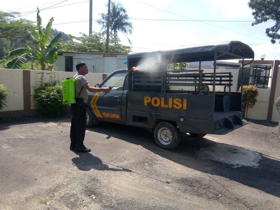 Polsek Dawuan Lakukan Penyemprotan Disinfektan Dilingkungan Kerja Mapolsek untuk Cegah Covid-19