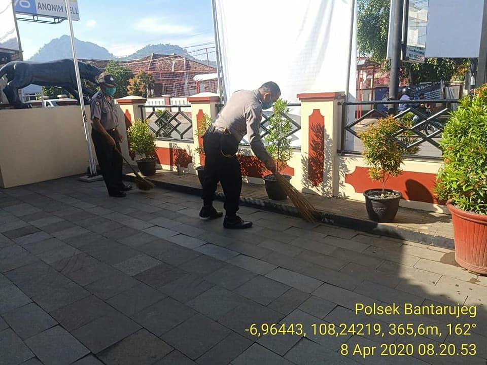 Bersihkan Halaman Mapolsek Bantarujeg, Rutin Dilakukan Oleh Anggota