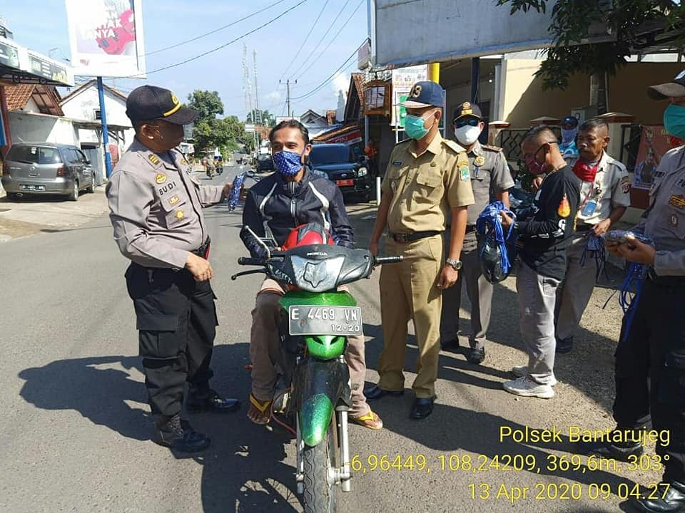 Muspika Bantarujeg Bagikan Masker Di Depan Mapolsek Bantarujeg