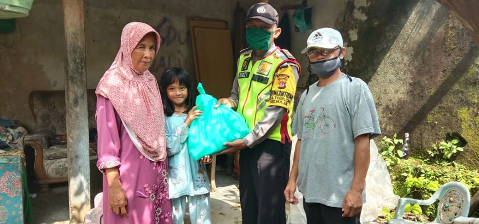 Bantuan Sembako Dari Polres Majalengka Dibagikan Langsung Oleh Bhabinkamtibmas Kepada Warga Kurang Mampu