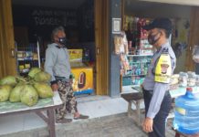 Bhabinkamtibmas Polsek Cingambul Menyampaikan Himbauan Protokol Kesehatan.