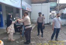 Kanit Sabhara Polsek Cikijing Himbau Warga Agar Patuhi Protokol Kesehatan Dan Bagikan Masker Gratis Kepada Warga Masyarakat