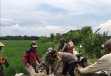 BHABINKAMTIBMAS POLSEK KERTAJATI IKUT BERGOTONG ROYONG BERSAMA WARGA MEMBUAT TANGGUL PENCEGAH GENANGAN AIR.
