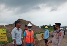 KAPOLSEK KERTAJATI MONITORING KEGIATAN PENGERJAAN JALAN TOL AKSES BIJB DIWILKUM POLSEK KERTAJATI.