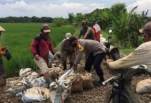 Antisipasi Bahaya Banjir, Bhabinkamtibmas dan Masyarakat Gotong Royong Perbaiki Saluran Air dan Bangun Tanggul